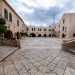 ...che ci conduce allinterno di un grande cortile da cui si diramano tutti gli accessi alle stanze del castello